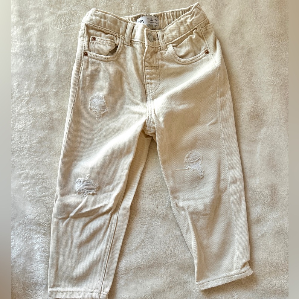 LIKE NEW Zara Girls Ripped Mom Fit Jeans Ecru size 3-4